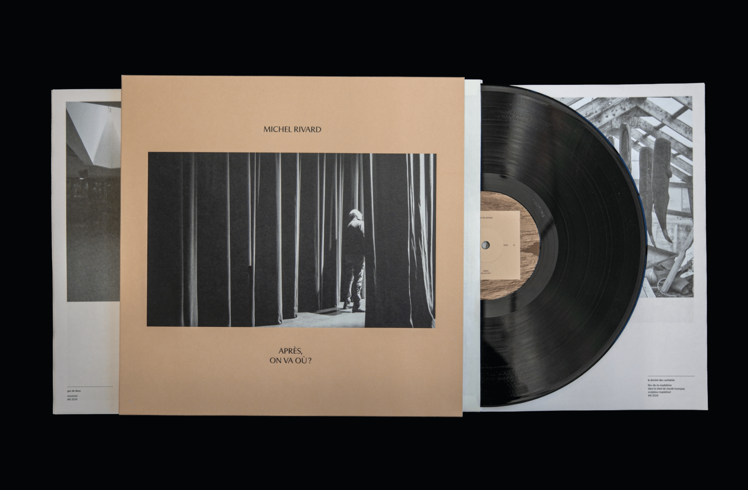 Présentation d'ensemble de l'édition vinyle incluant la pochette (illustrée par un rideau de scène), le disque et le livret ouvert. Une mise en scène qui évoque l'entrée dans l'intimité de l'artiste.