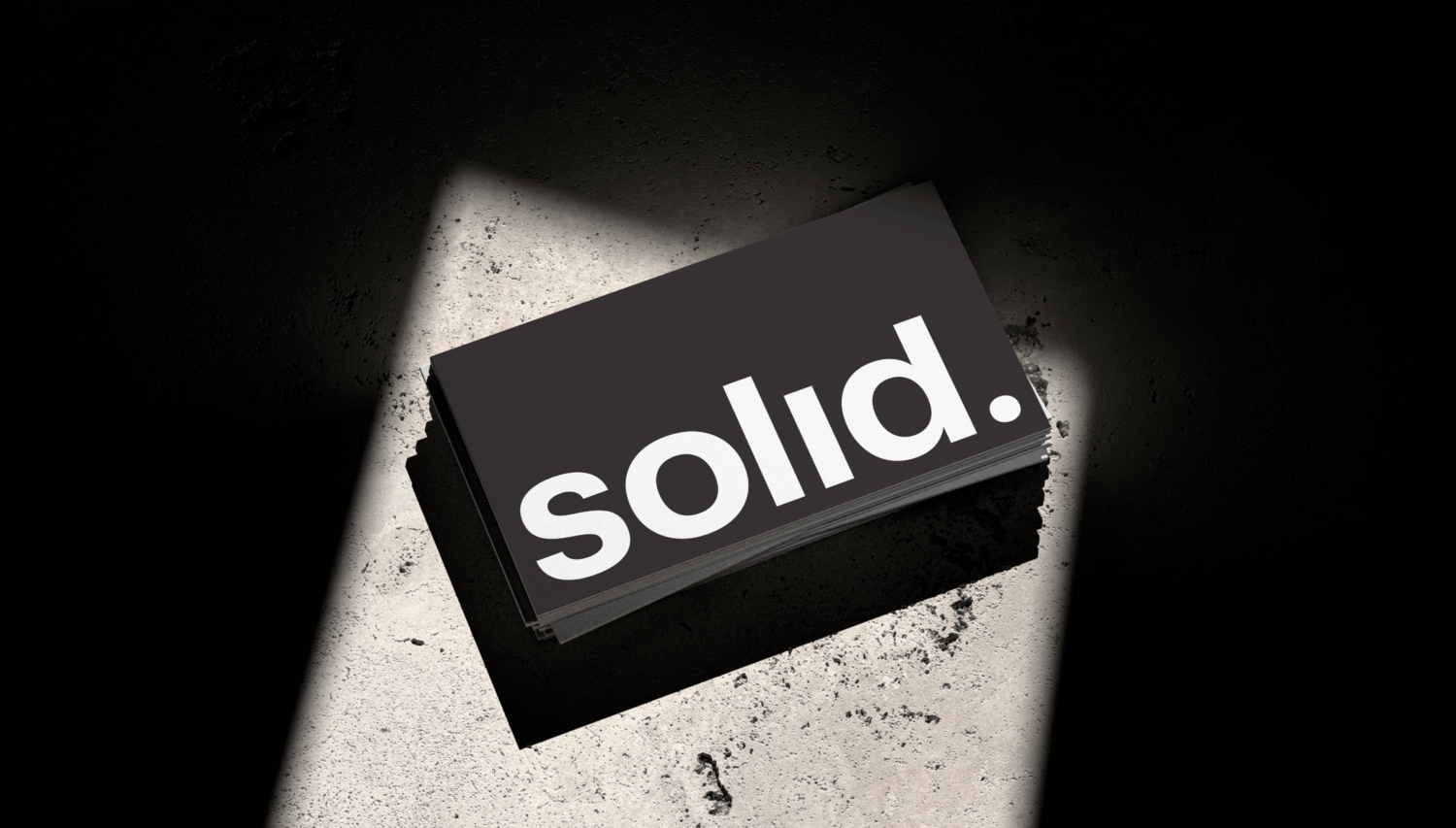 Cartes de visite de Solid empilées, affichant le logo 'solid.' blanc sur fond noir, soulignant le design d'impression et la cohérence visuelle.