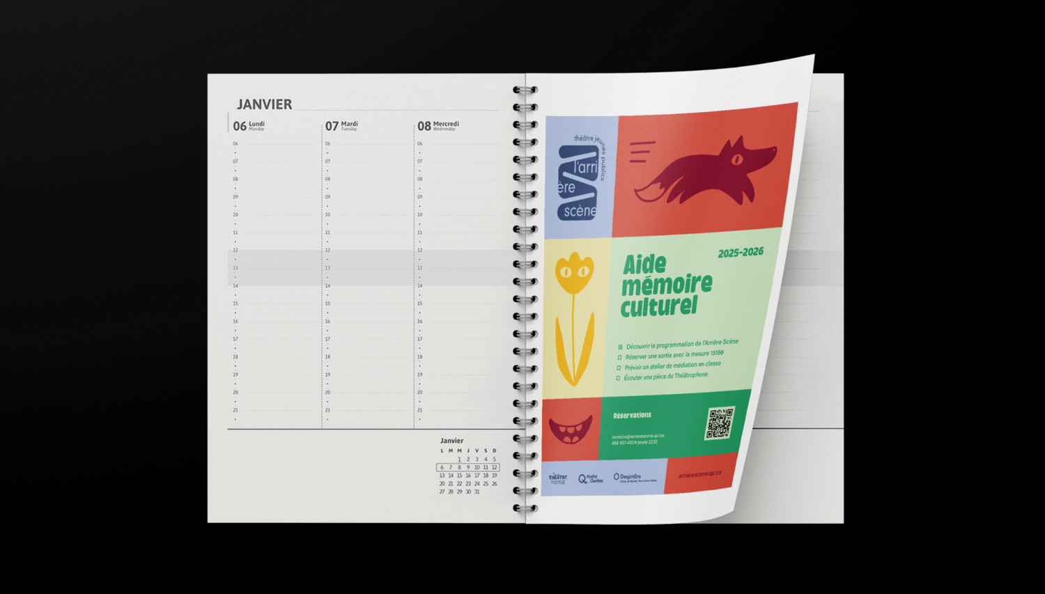 Agenda illustré de janvier 2025 avec un design épuré, intégrant le logo renard et les visuels de la saison Arrière Scène.