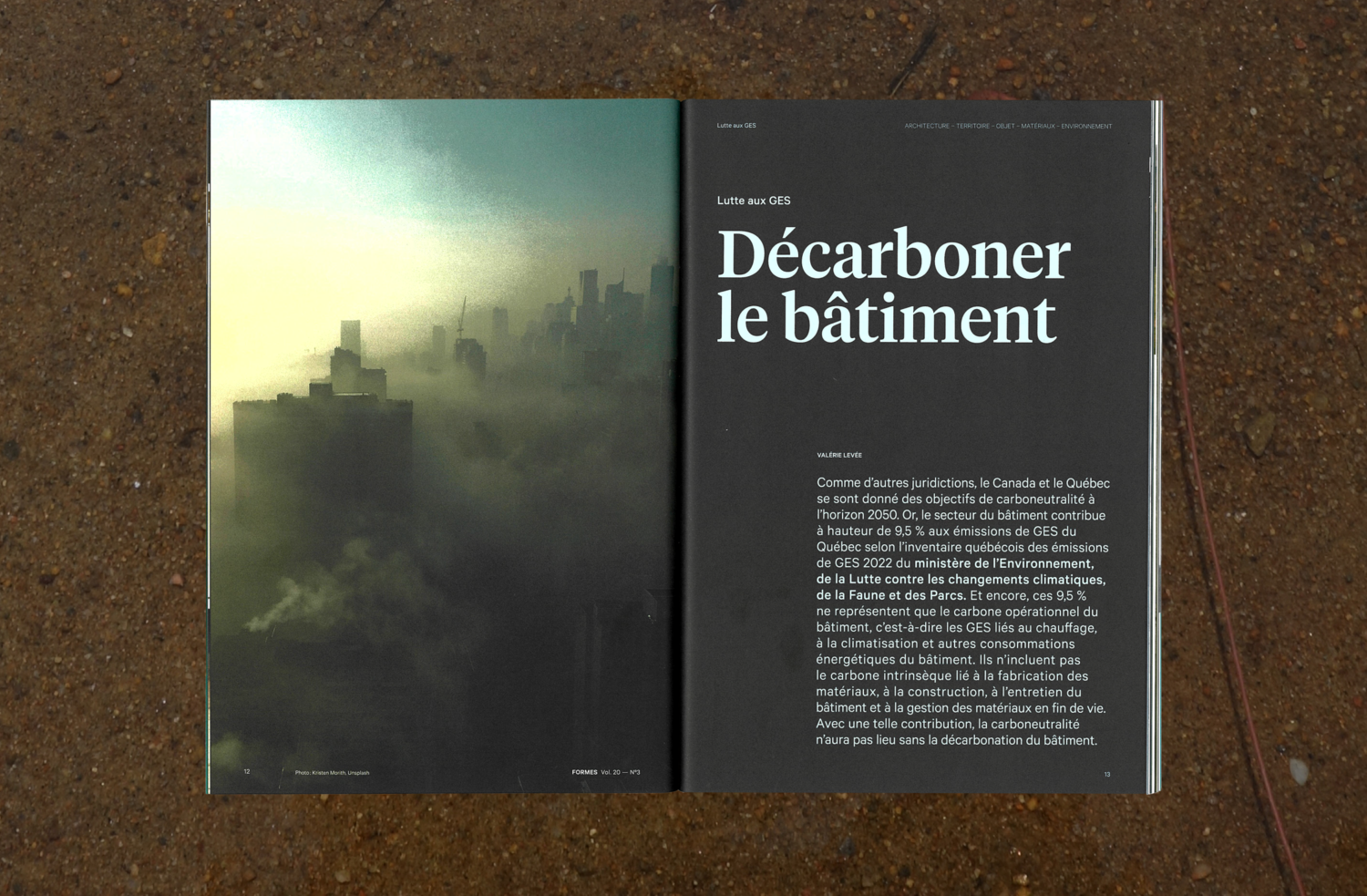 Gros plan sur le titre « Décarboner le bâtiment » dans le magazine Formes, avec en arrière-plan un paysage urbain brumeux. Cette composition puissante interpelle sur les défis de l'architecture écologique en milieu urbain.