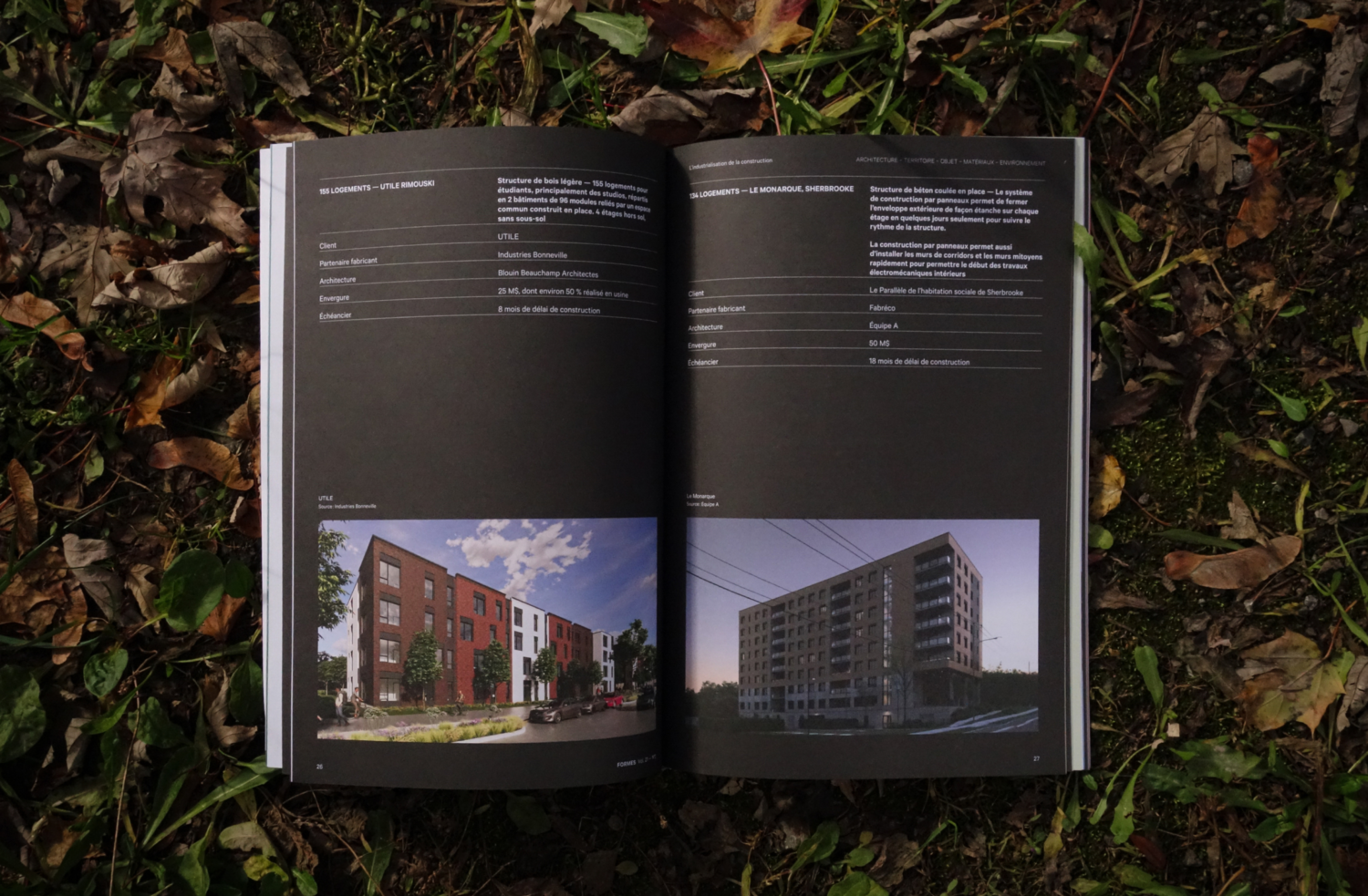 Posé sur un sol forestier, le magazine présente des projets de logements collectifs à Rimouski et Sherbrooke. L'article détaille les choix architecturaux et structurels de ces bâtiments résidentiels contemporains au Québec.