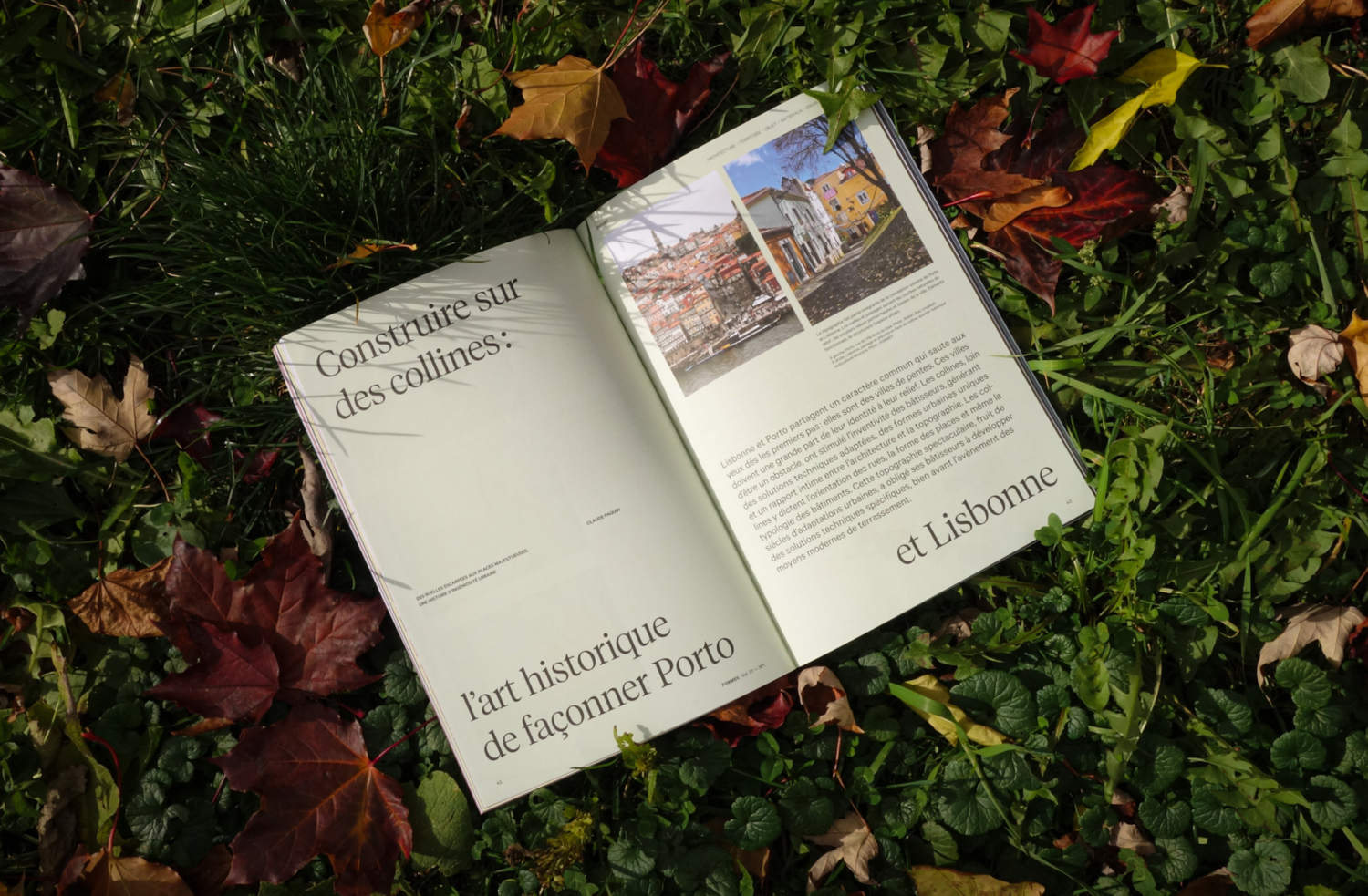 Entouré de feuilles d'automne, le magazine présente l'article « Construire sur des collines », une analyse de l'urbanisme à Porto et Lisbonne. Cette page explore l'art historique d'adapter l'architecture et la forme urbaine à une topographie exigeante.