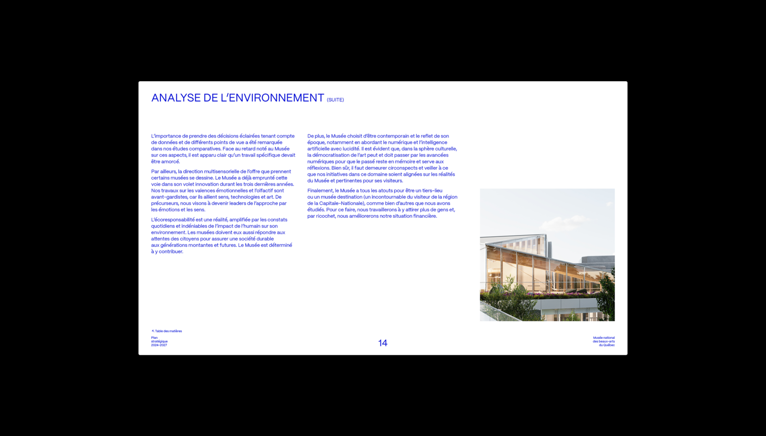 Page de texte intitulée "Analyse de l'environnement (suite)" discutant de l'importance des décisions éclairées et de l'écoresponsabilité, accompagnée d'une photographie architecturale lumineuse d'une partie vitrée du musée.