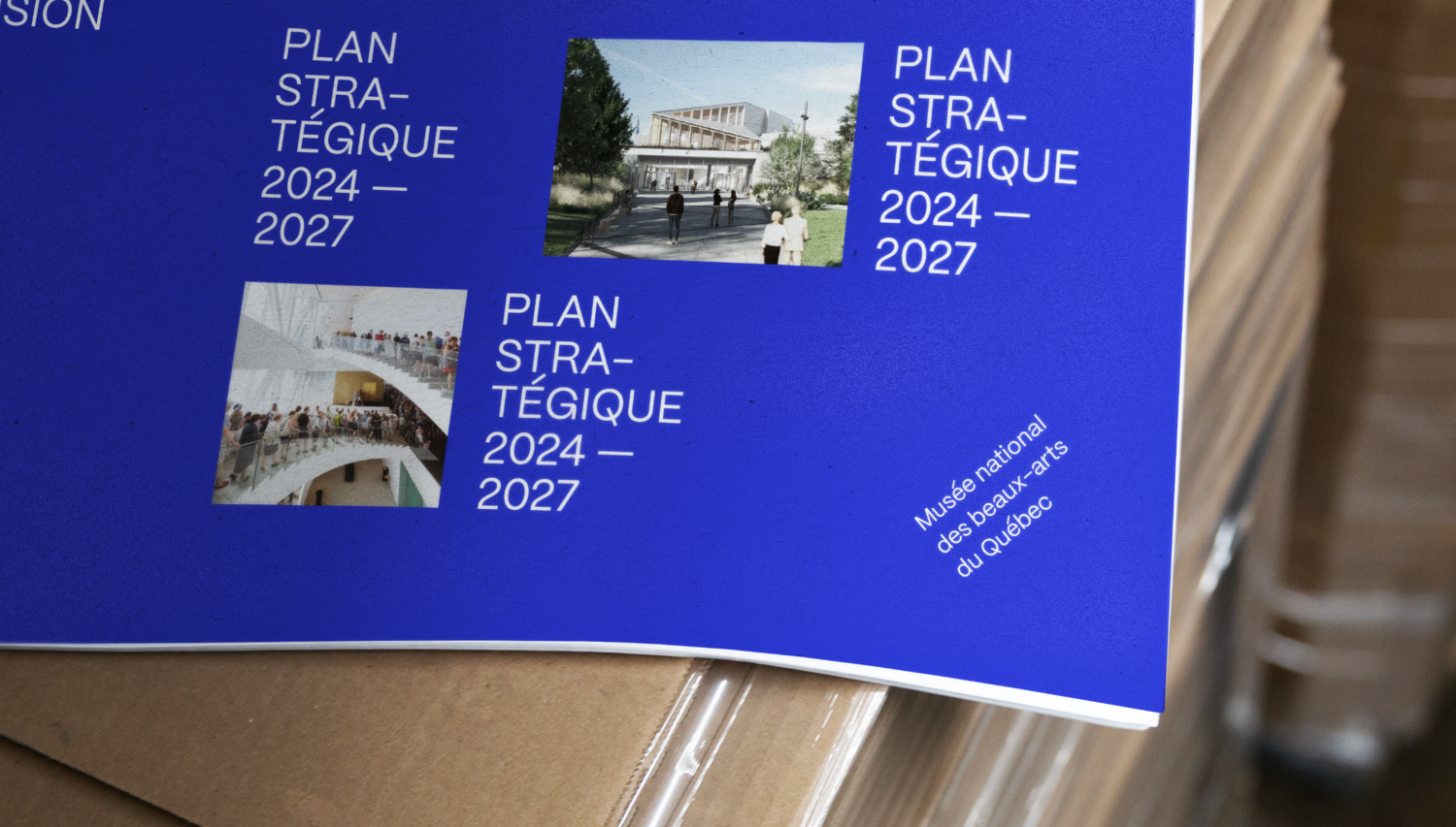 Gros plan sur la couverture bleu électrique du Plan stratégique 2024–2027, affichant le titre et des vignettes photographiques de l'architecture du musée.