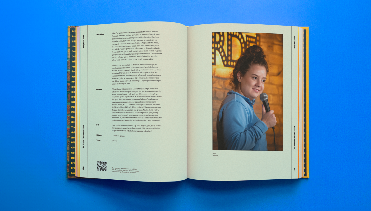 Portrait de l'humoriste Mégan Brouillard au micro dans le livre "Dix ans de rodage" du Bordel Comédie Club, ouvert sur une double page de témoignages.