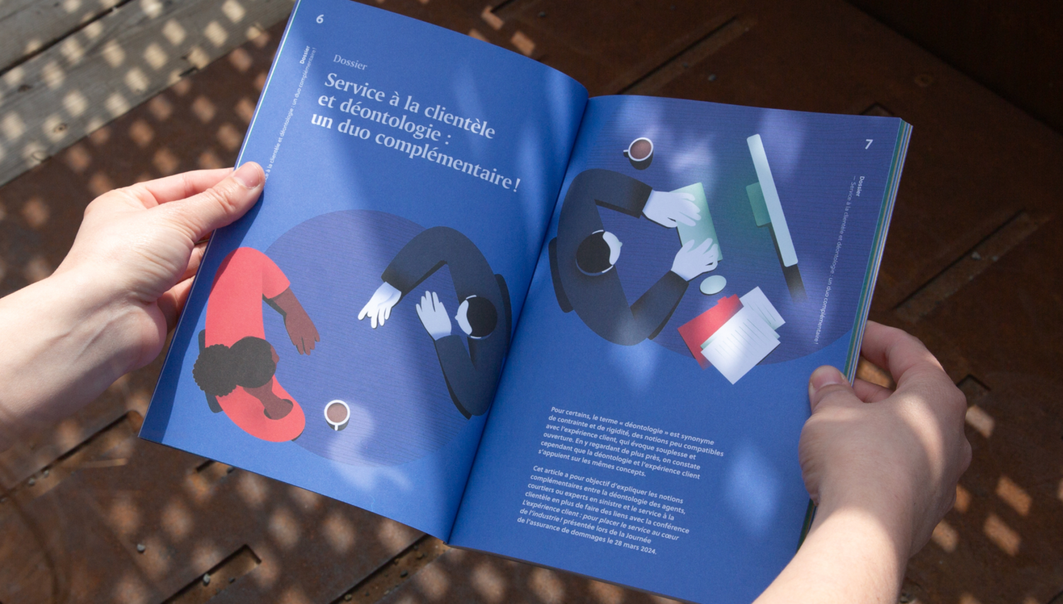 Pages intérieures de la revue Accent 2025 sur fond bleu, avec illustrations et texte, soulignant l'intégration du design graphique et de l'information.