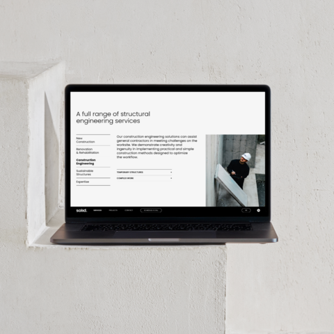 Site web de Solid, firme d'ingénierie, affiché sur un ordinateur portable, présentant une interface épurée et un design UX optimisé.