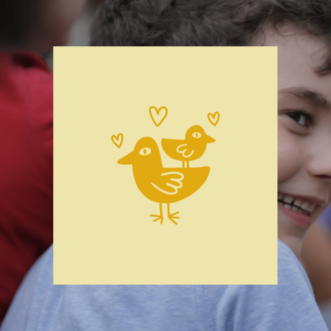 Carte jaune pâle avec une illustration d'oiseau minimaliste jaune foncée, en surimpression d'un enfant souriant.