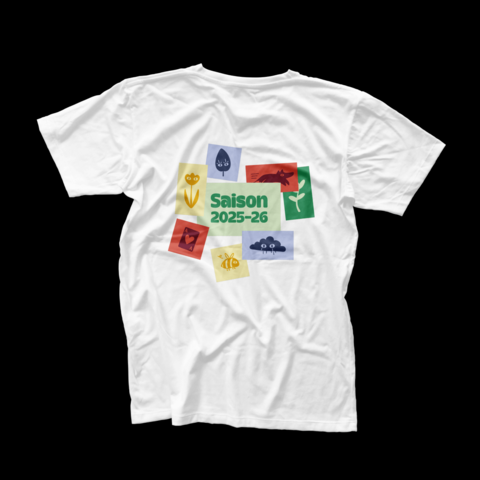  projet_A-S_8: T-shirt blanc personnalisé avec les éléments graphiques de la saison 2025-2026, mettant en valeur le merchandising de l'Arrière Scène.