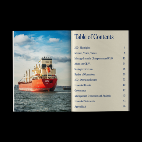 Gros plan sur la table des matières du rapport, juxtaposée à une photographie en pleine page d'un navire cargo rouge en mer. Cette composition lie le contenu administratif à l'activité maritime réelle.