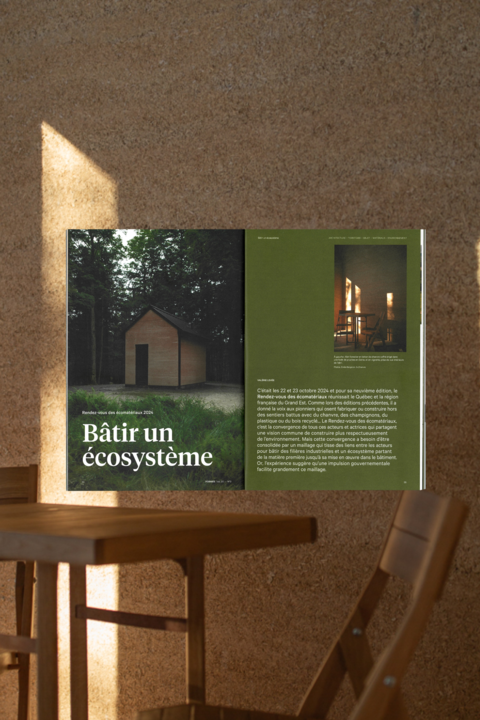 Le magazine Formes ouvert à l’article « Bâtir un écosystème » est posé sur une table en bois, baigné par la lumière du soleil. La scène évoque la chaleur et la durabilité d'un intérieur conçu avec des matériaux écologiques.