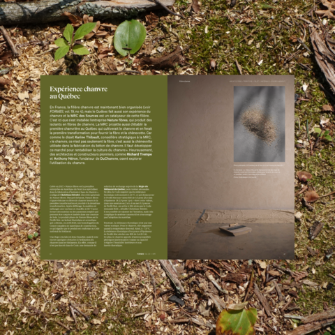Le magazine Formes est disposé sur le sol d'une forêt, entouré de terre et de végétaux. Cette mise en scène ancre les réflexions sur l'architecture durable et la décarbonation dans leur environnement naturel.