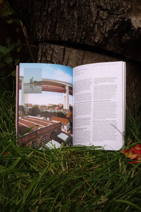 Le magazine Formes est appuyé contre un arbre, dévoilant un dossier sur la réinvention de l'espace public et l'architecture industrielle à Lisbonne. Les visuels mettent en valeur l'harmonie entre les infrastructures modernes et le paysage urbain historique.
