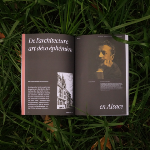 Le magazine Formes est ouvert dans l'herbe sur un article consacré à l'architecture Art déco éphémère en Alsace. La double page met en lumière le portrait de René Lalique et l'histoire verrière de la région, liant patrimoine et design.