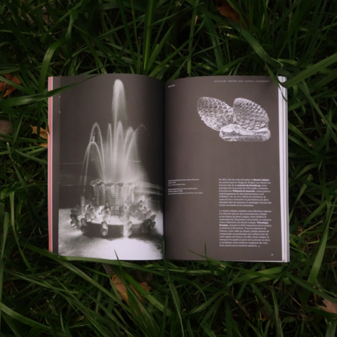 Cette double page du magazine Formes, présentée sur un lit de verdure, explore le patrimoine du Musée Lalique à travers des photographies d'archives. L'article illustre la richesse de la création verrière et son intégration dans l'architecture et le territoire.