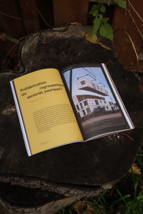 Ouvert sur une souche d'arbre, le magazine Formes traite des enjeux du regroupement sectoriel dans la préfabrication modulaire. La photographie d'un module en suspension illustre l'innovation industrielle au service d'une construction plus efficace.