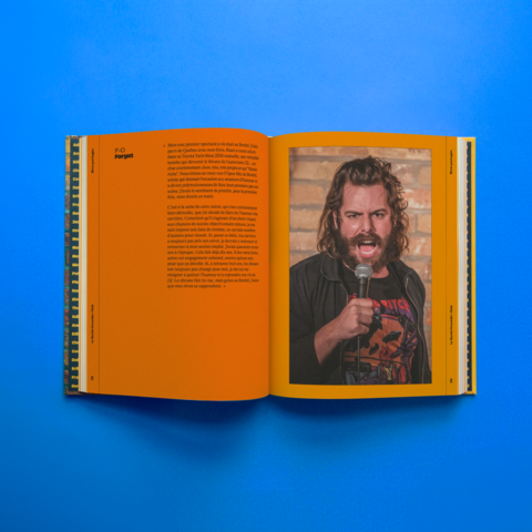 se en page dédiée à l'humoriste P-O Forget, combinant un récit personnel sur ses débuts et une photo de performance intense sur fond de briques.