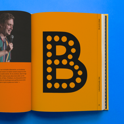 Gros plan sur un graphisme audacieux présentant la lettrine « B » stylisée en enseigne de cabaret, juxtaposée à un portrait de Arnaud Soly.