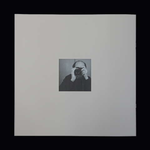 Quatrième de couverture du livret d'accompagnement. Un autoportrait minimaliste en noir et blanc où l'artiste se dissimule derrière son appareil photo.
