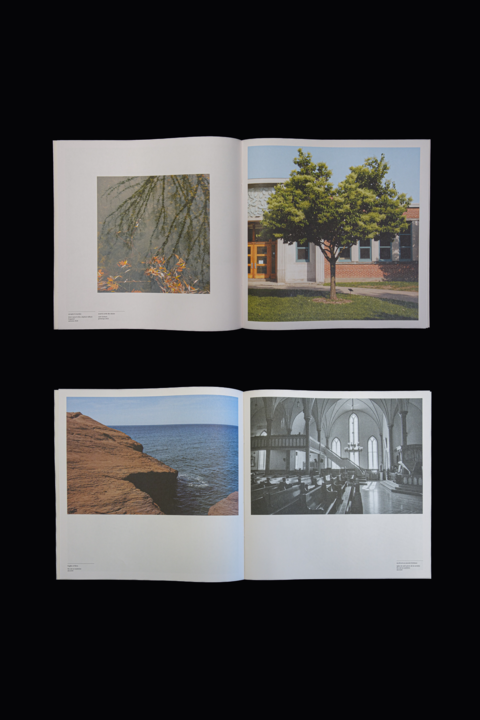 Double page intérieure du livret d'accompagnement : une exploration des couleurs automnales et des reflets aquatiques faisant face à la perspective intérieure d'une église.