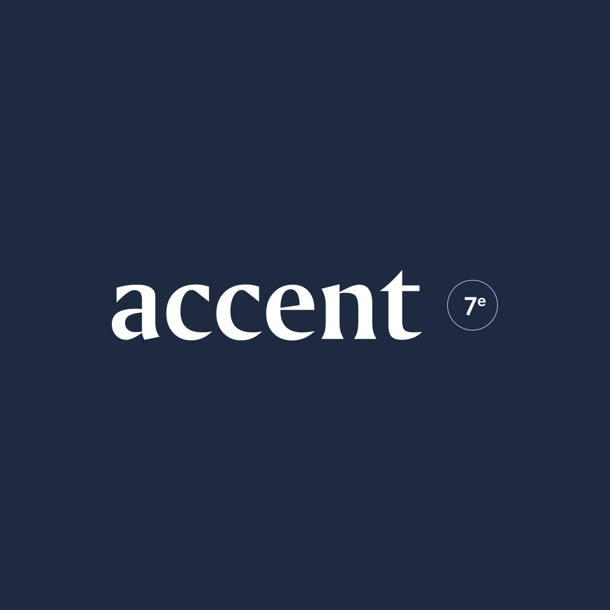 Logo "accent" sur fond bleu foncé, illustrant le branding du magazine et la sobriété de son identité graphique pour l'édition 2025.