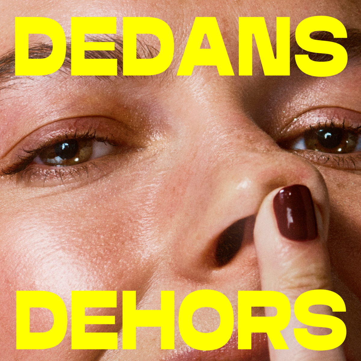 Affiche promotionnelle de Dedans Dehors avec un visage en gros plan.