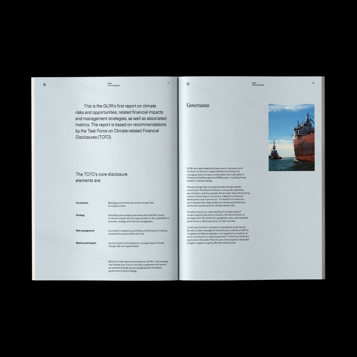 Présentation bilingue des services de l'administration, avec des colonnes de texte en français et en anglais. Une photographie en médaillon montre la proue d'un vraquier naviguant sur l'eau.