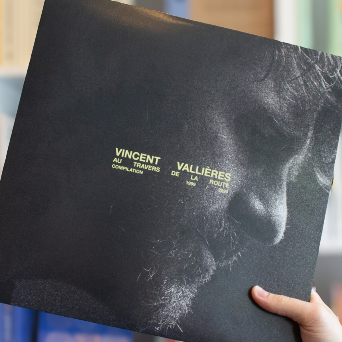 Une variante de la photo de la pochette tenue en main (similaire à VV_projet_1.jpg), cadrée légèrement différemment, mettant l'accent sur l'objet physique dans un contexte de collectionneur de disques.