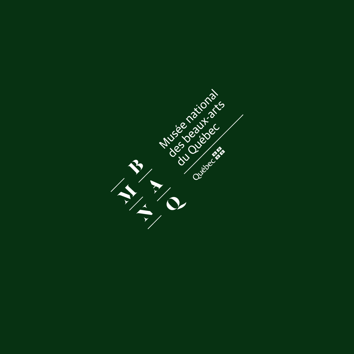 Le logo du Musée national des beaux-arts de Québec accompagné du sigle MNBAQ stylisé, présentés en blanc et inclinés dynamiquement sur un fond vert forêt.