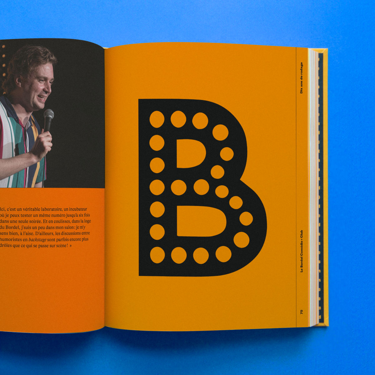 Mise en page graphique présentant Louis-José Houde à côté d'une immense lettrine « B » stylisée en enseigne lumineuse.