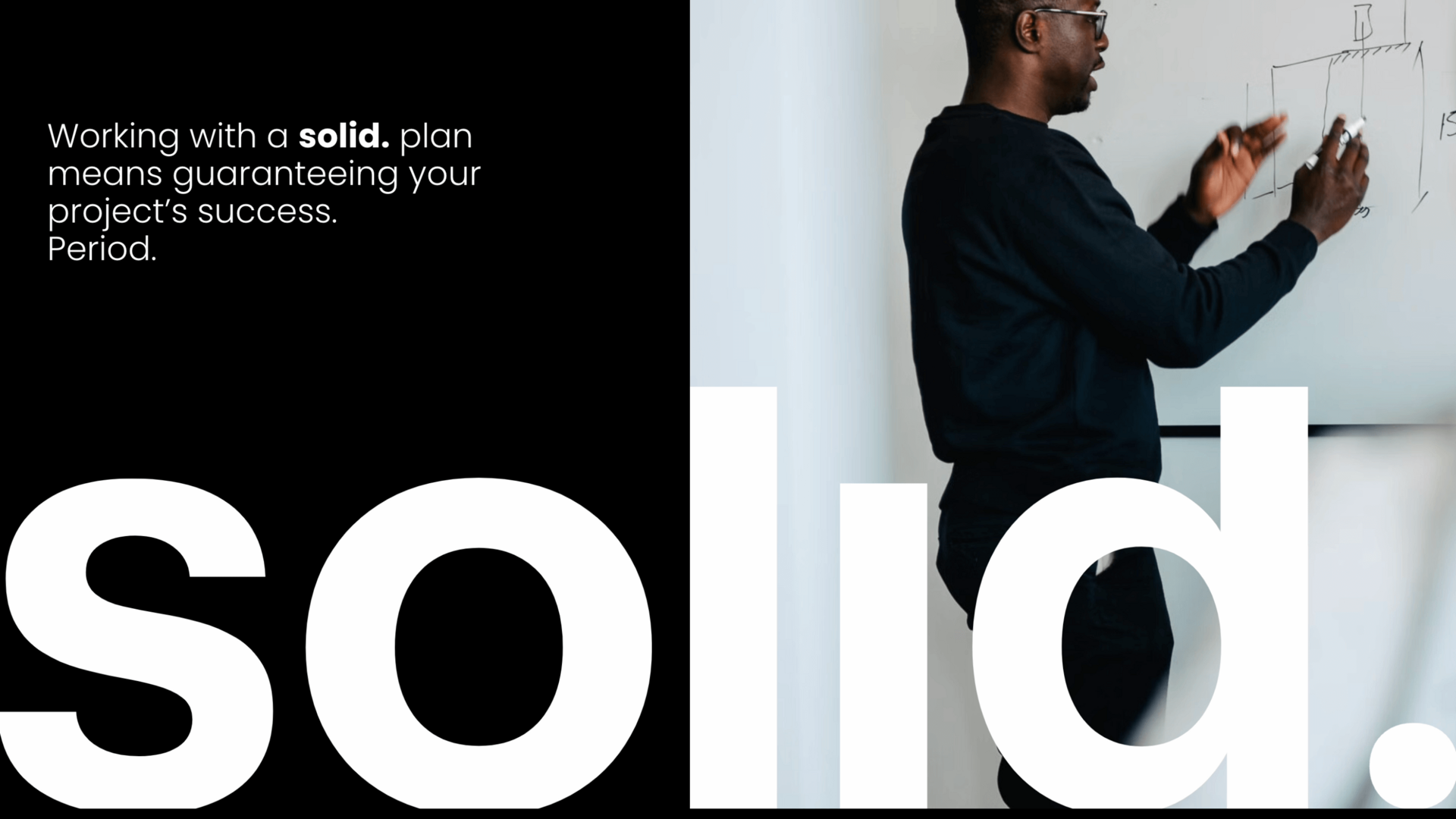 Design de site web audacieux pour la firme d'ingénierie Solid., utilisant un écran partagé noir et blanc. Un jeu de typographie géante superpose le logo sur la photo d'un ingénieur en pleine séance de planification de projet sur un tableau blanc, illustrant l'expertise structurale.