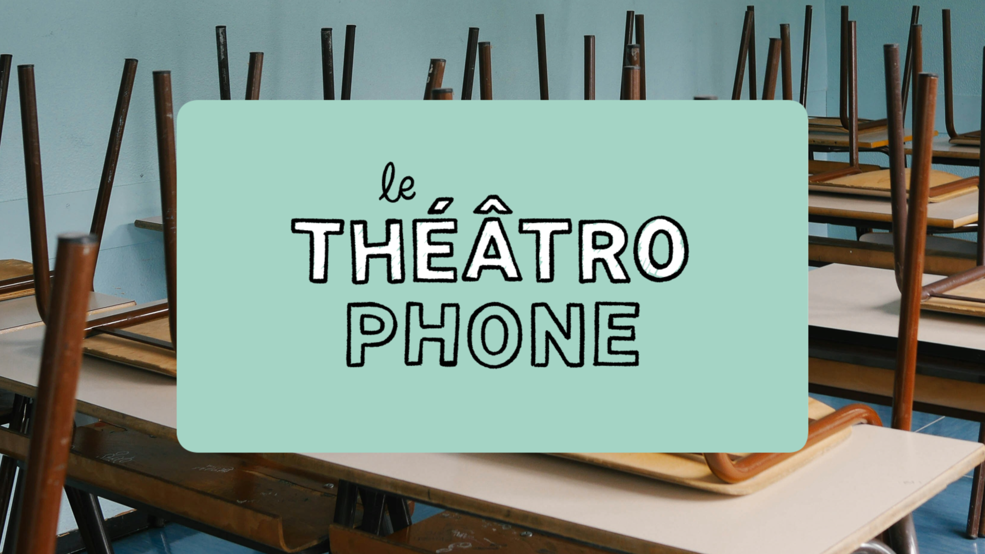 Une salle de classe avec des chaises empilées sur les bureaux en arrière plan. Au centre, un encadré vert menthe affiche le logo « le THÉÂTROPHONE » en lettres stylisées noires et blanches.