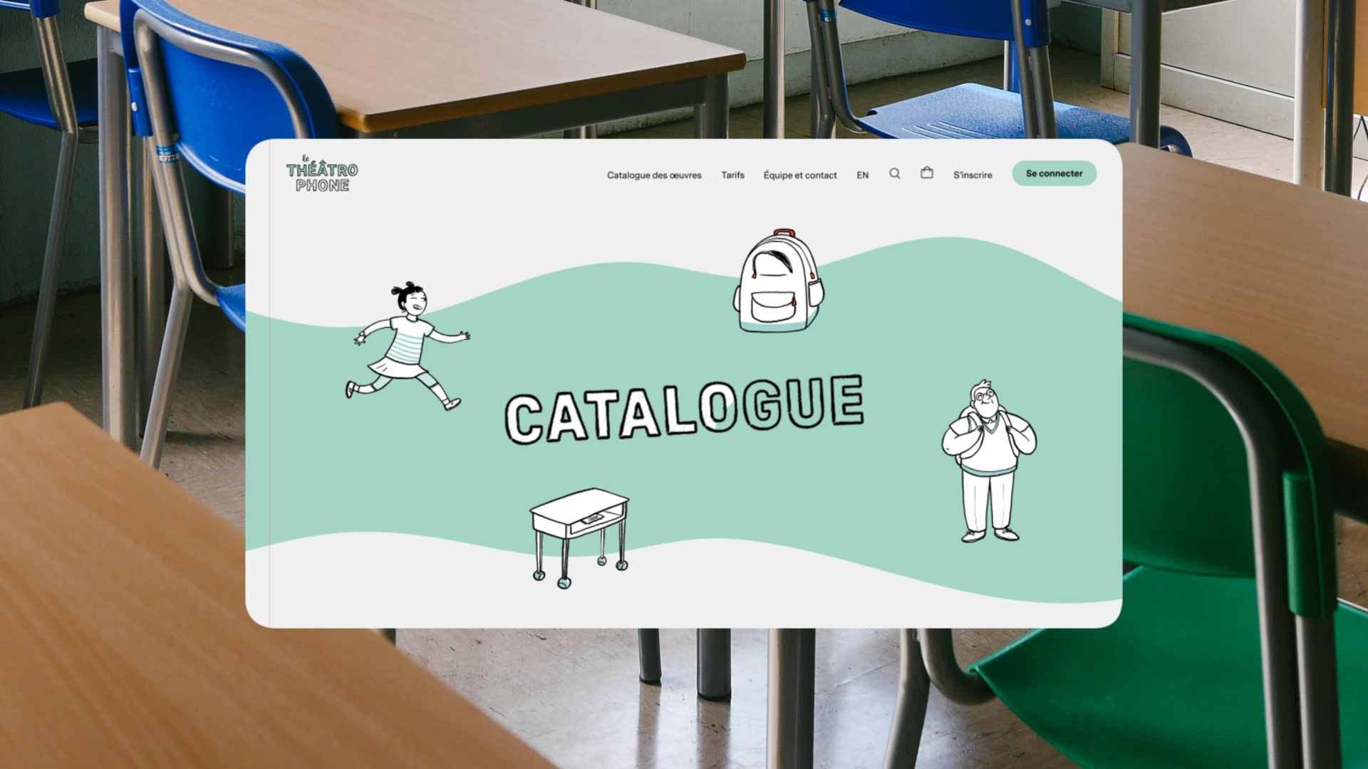 Une salle de classe avec des pupitres et des chaises en arrière-fond. Au centre, un encadré vert menthe affiche le logo « le THÉÂTROPHONE » en lettres stylisées noires et blanches.